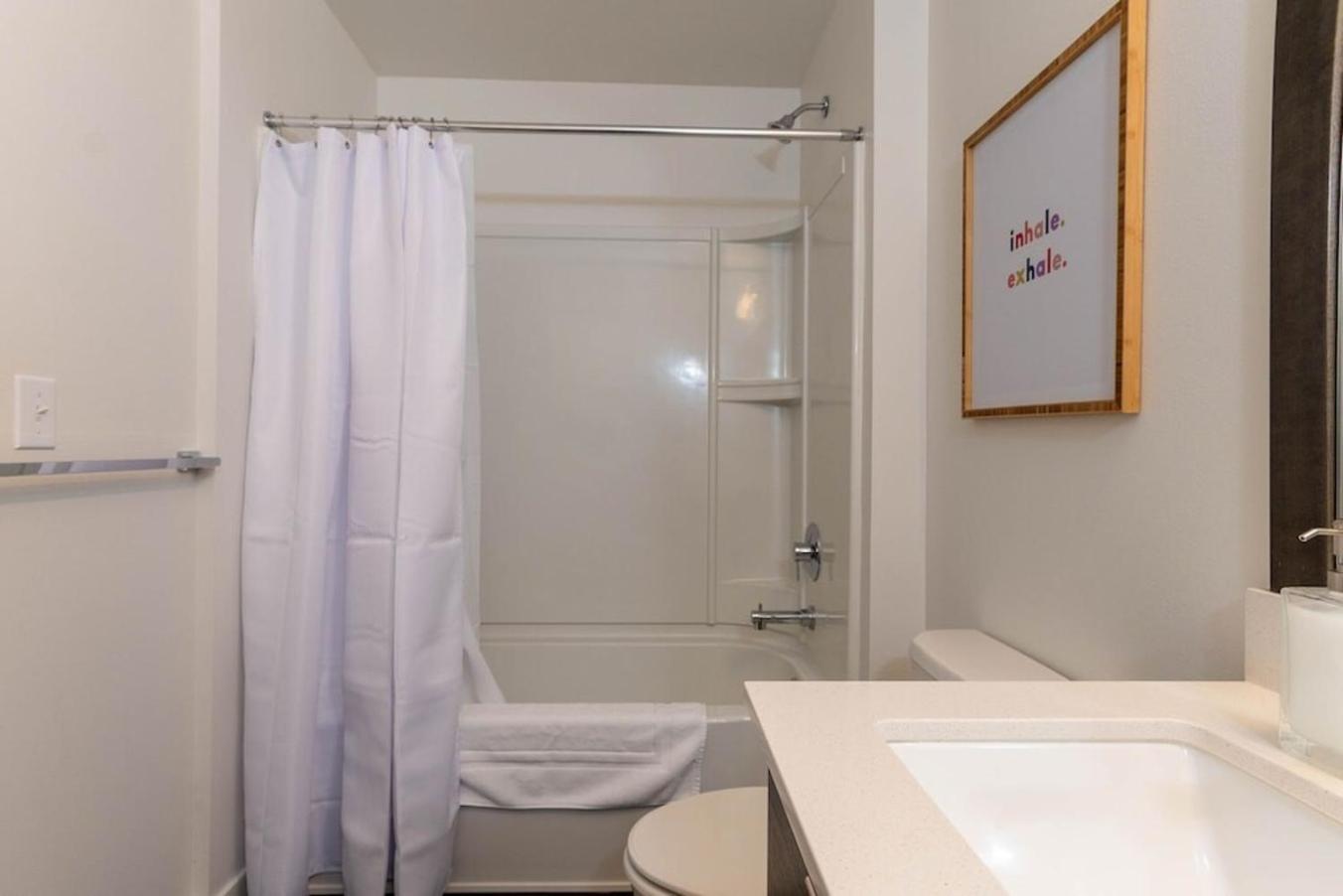 Self Check-In-Washer-Dryer-4Ksmart Tv-King Bed-Gym タコマ エクステリア 写真