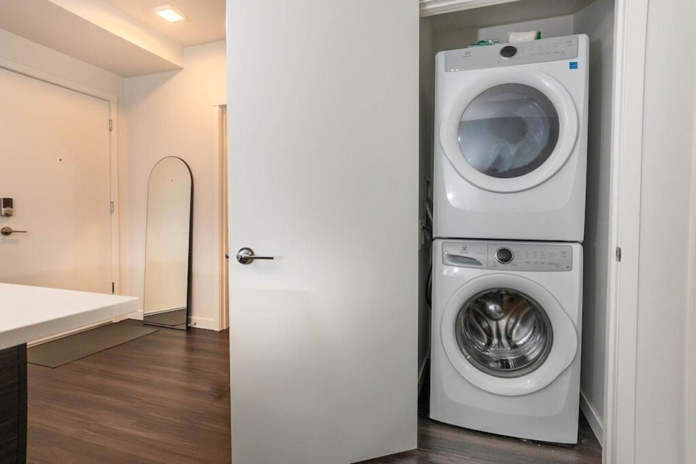 Self Check-In-Washer-Dryer-4Ksmart Tv-King Bed-Gym タコマ エクステリア 写真