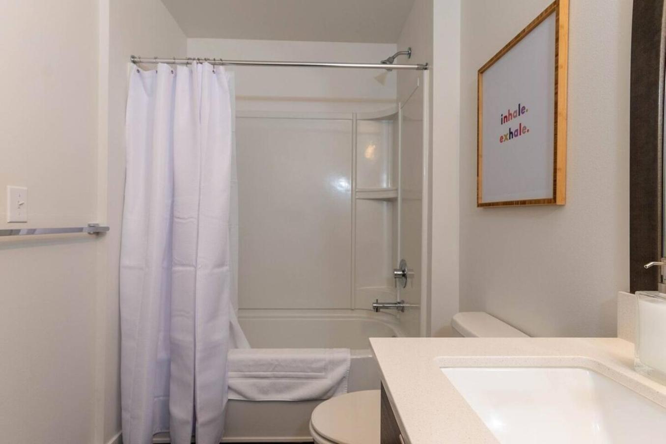 Self Check-In-Washer-Dryer-4Ksmart Tv-King Bed-Gym タコマ エクステリア 写真